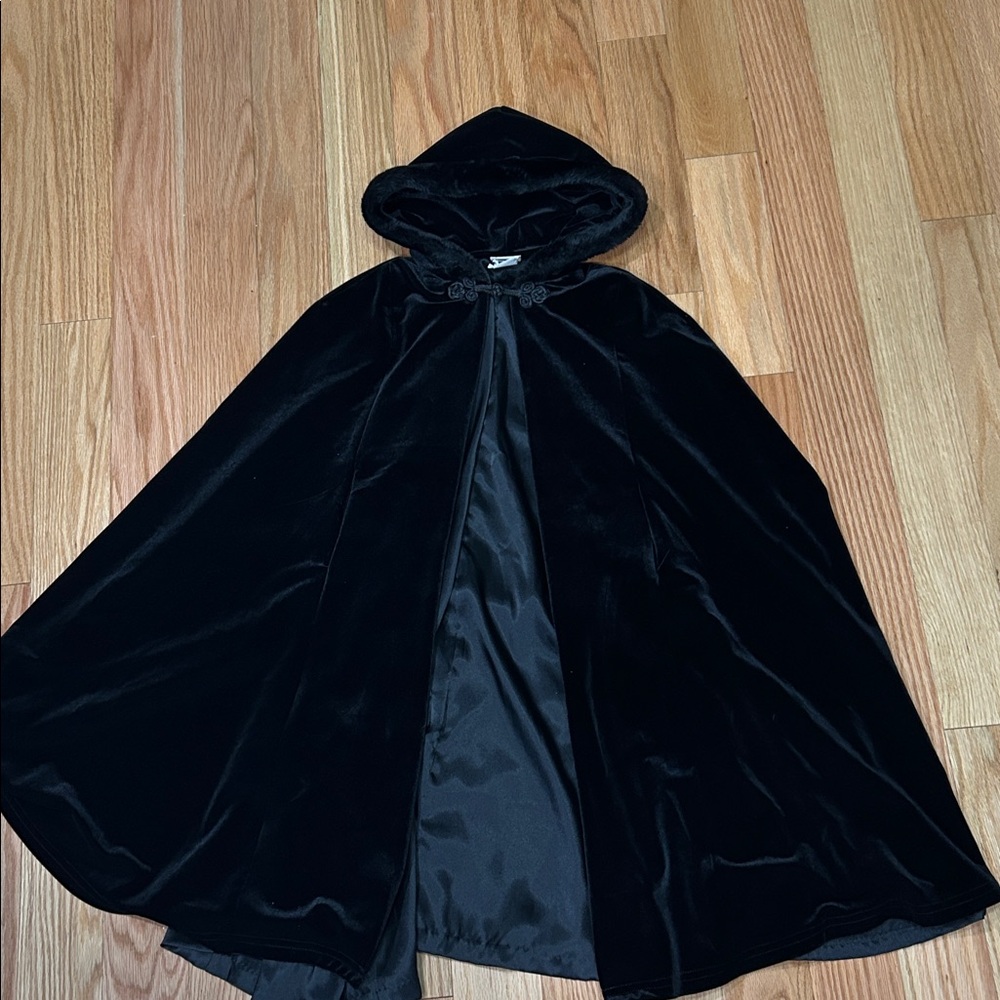 Vintage velvet cape by Hartstrings size 5/6. Faux fur trimmed hood